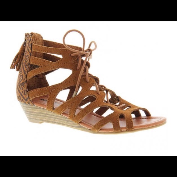 minnetonka moccasin sandals